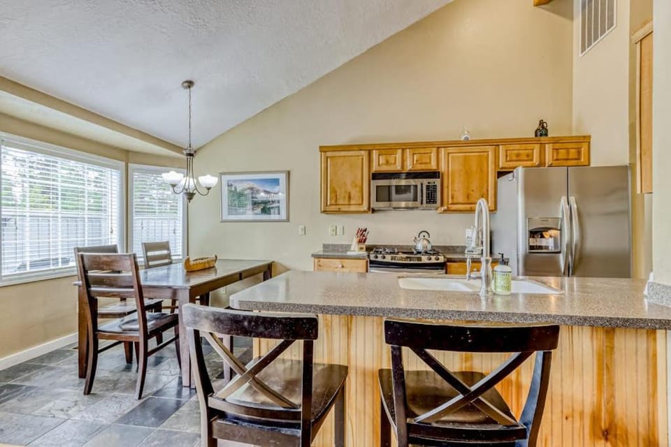 Dog-friendly home with pool & hot tub access fireplace bikes and WiFi House in Sunriver