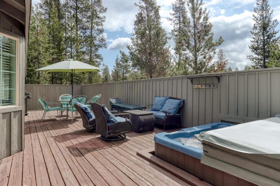 Dog-friendly home with pool & hot tub access fireplace bikes and WiFi House in Sunriver