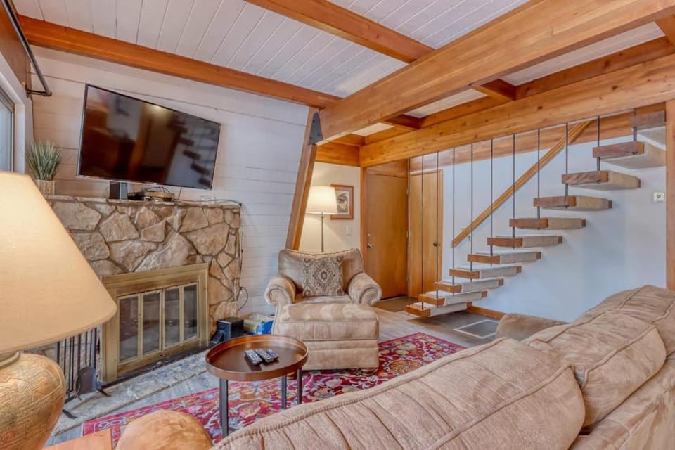 Cozy Family Cabin with Hot Tub Bikes Dog-Friendly Free WIFI with SHARC passes Cabin in Sunriver