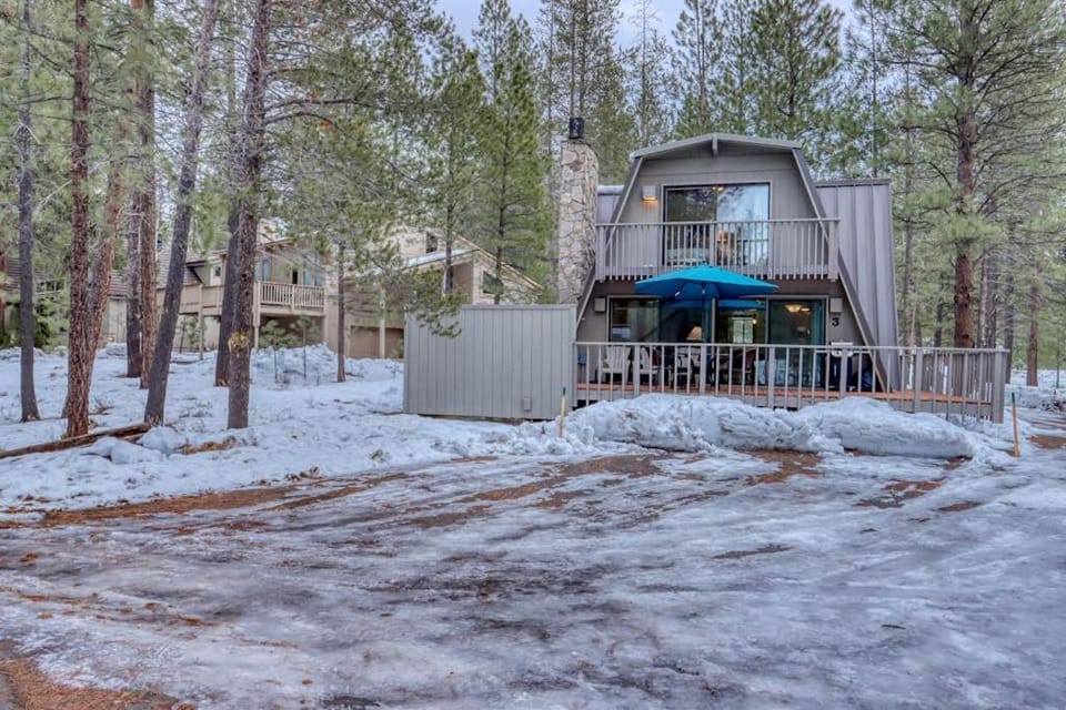 Cozy Family Cabin with Hot Tub Bikes Dog-Friendly Free WIFI with SHARC passes Cabin in Sunriver