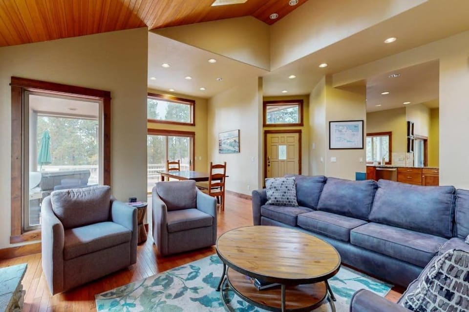 Stunning Retreat with Huge Hot Tub & Deck - 10 SHARC Passes 2 Master Suites House in Sunriver