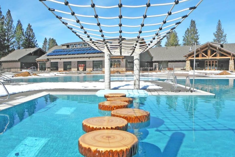 Stunning Retreat with Huge Hot Tub & Deck - 10 SHARC Passes 2 Master Suites House in Sunriver