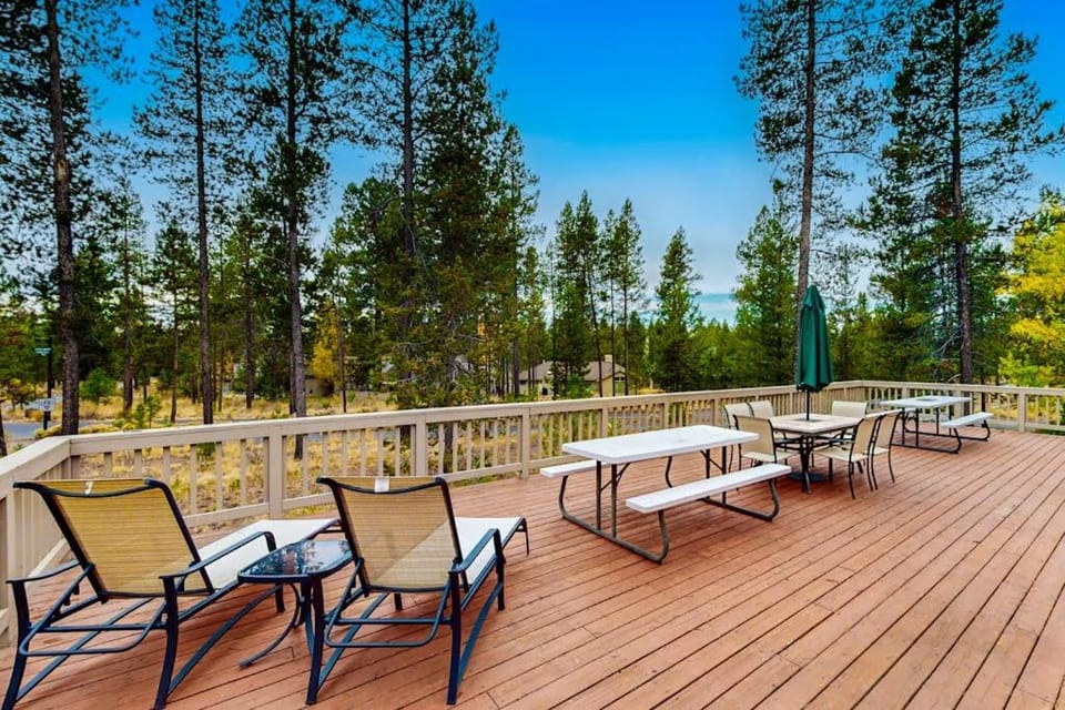 Stunning Retreat with Huge Hot Tub & Deck - 10 SHARC Passes 2 Master Suites House in Sunriver