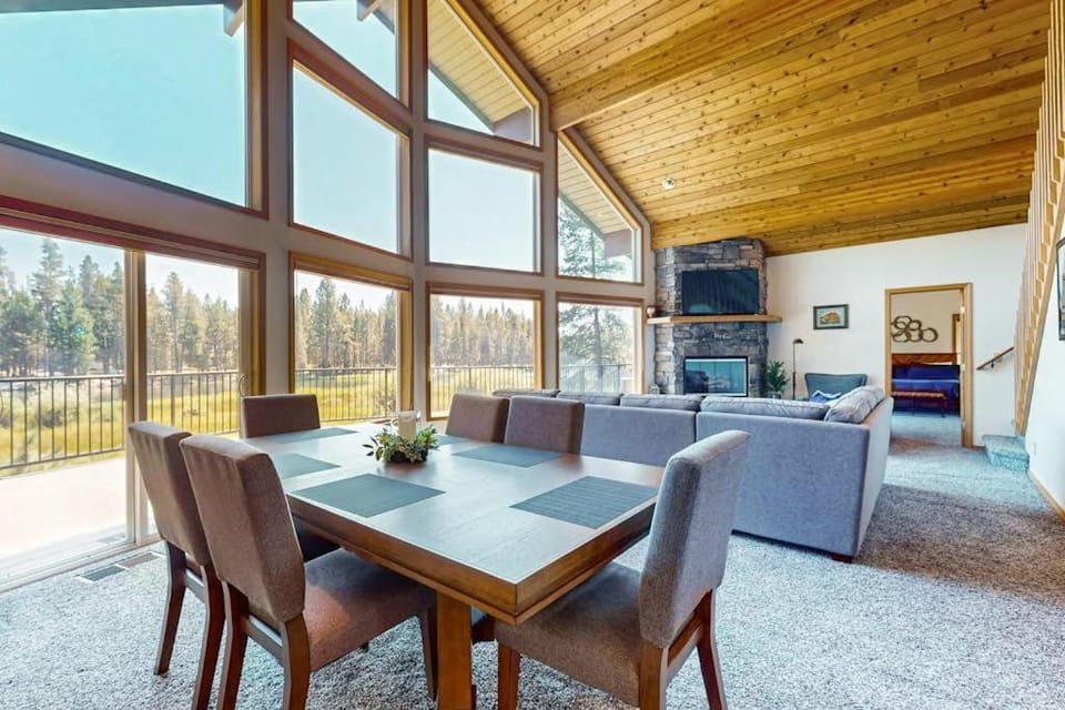 Riverfront Luxury Home with Hot Tub AC Deck and Grill House in Three Rivers