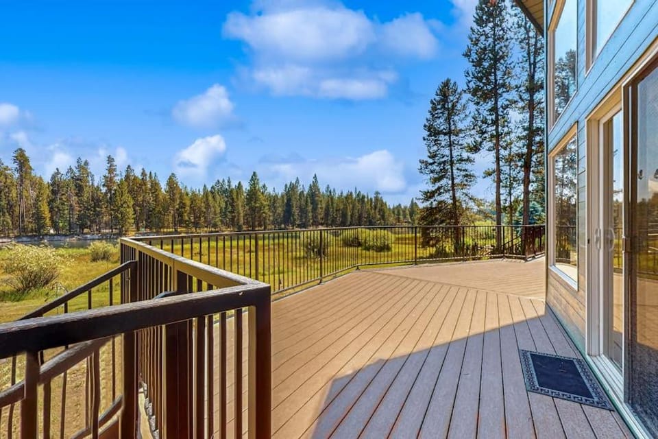 Riverfront Luxury Home with Hot Tub AC Deck and Grill House in Three Rivers