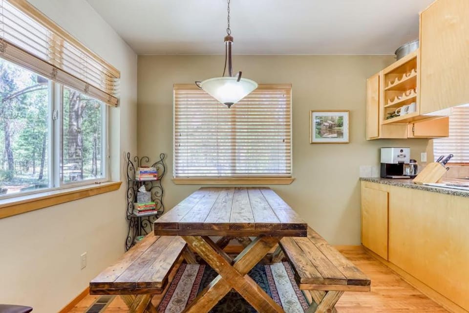 Dog-friendly lodge on 1 acre with deck & woodstove - walk to Deschutes River House in Three Rivers