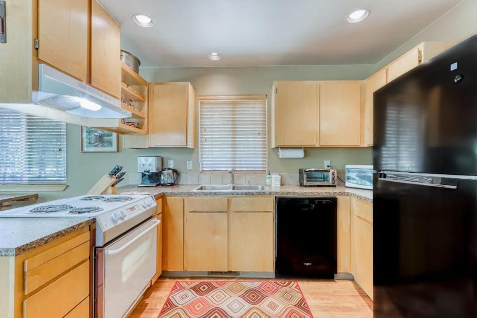Dog-friendly lodge on 1 acre with deck & woodstove - walk to Deschutes River House in Three Rivers
