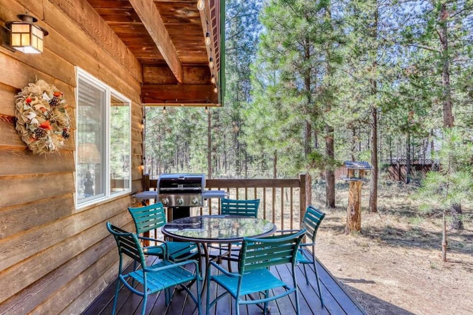 Dog-friendly lodge on 1 acre with deck & woodstove - walk to Deschutes River House in Three Rivers