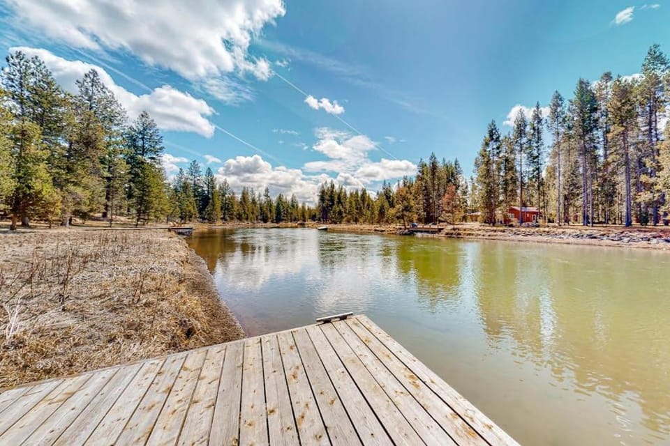 Charming riverfront bungalow dog-friendly firepit dock & W&D House in Three Rivers