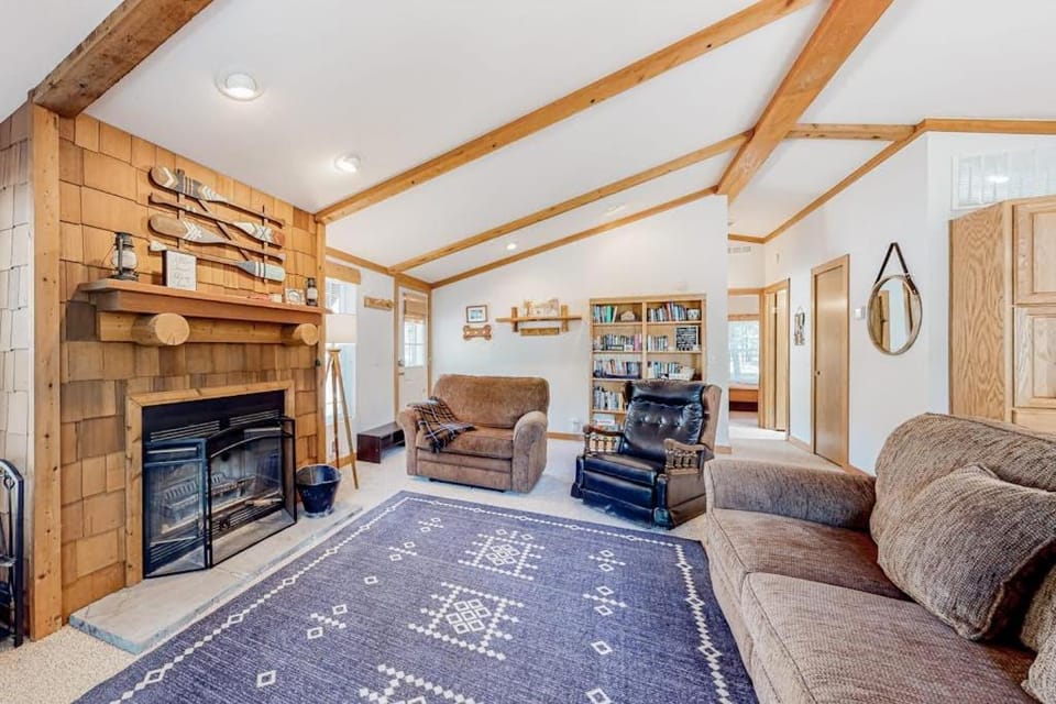 Charming riverfront bungalow dog-friendly firepit dock & W&D House in Three Rivers