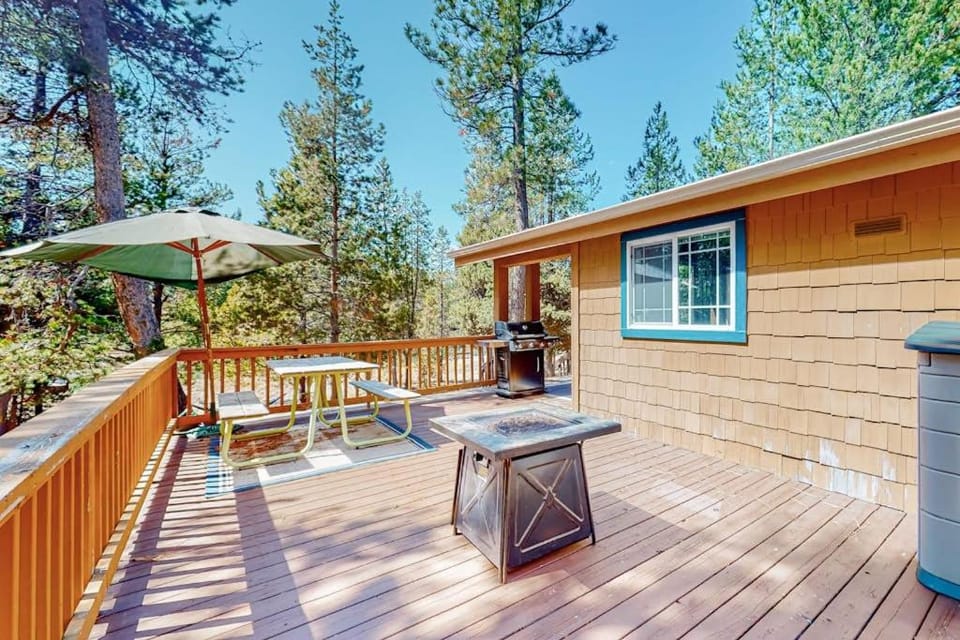 Charming riverfront bungalow dog-friendly firepit dock & W&D House in Three Rivers