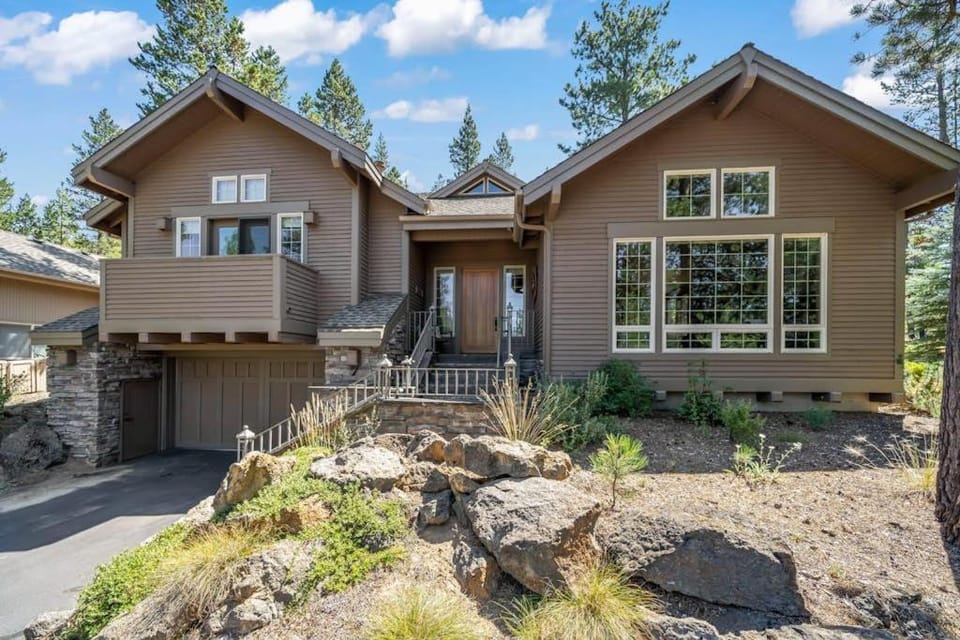 Home among the pines with a private hot tub patio & 8 SHARC passes House in Sunriver