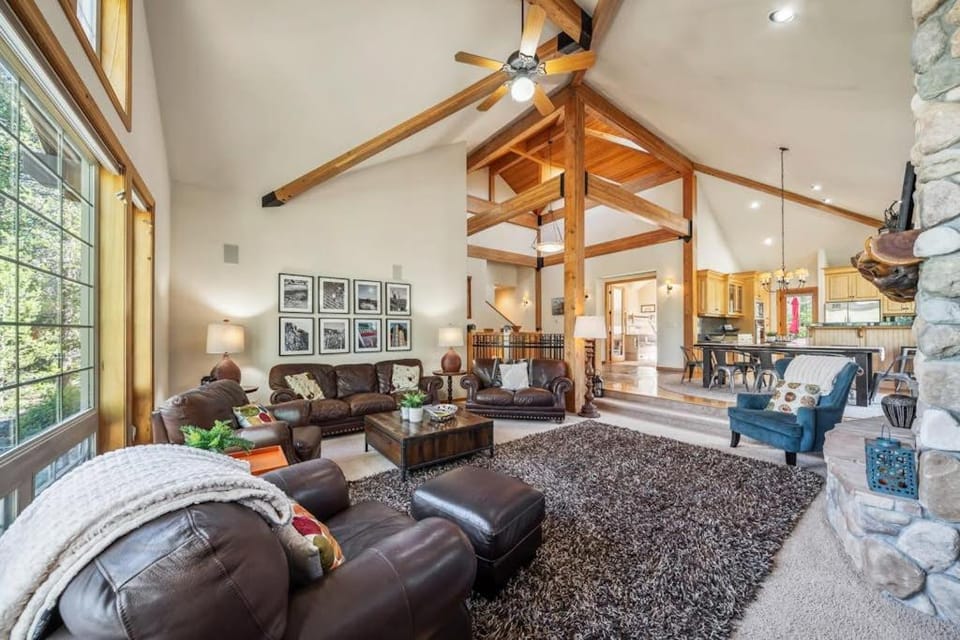 Home among the pines with a private hot tub patio & 8 SHARC passes House in Sunriver