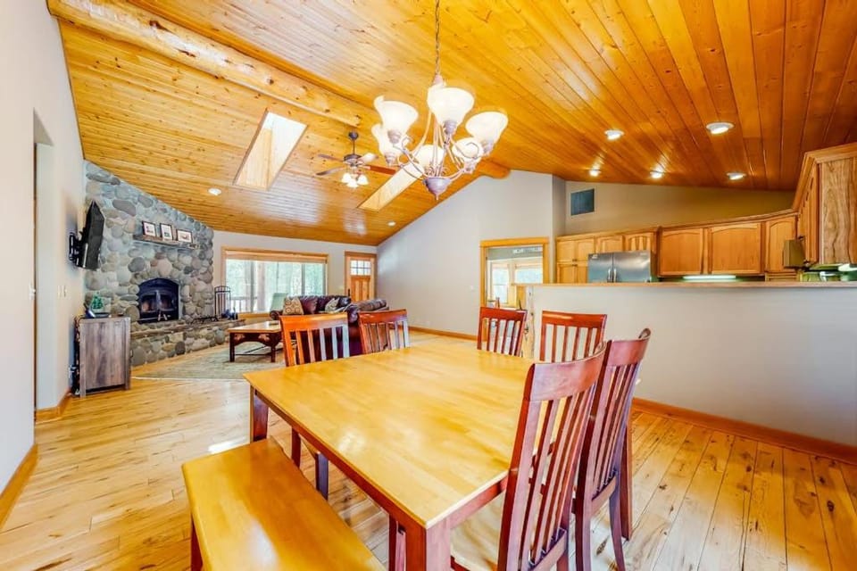 Dog-friendly home with central AC fireplace WiFi washer&dryer House in Three Rivers