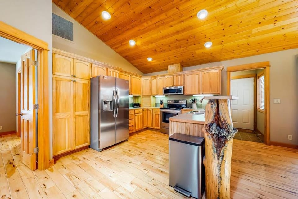 Dog-friendly home with central AC fireplace WiFi washer&dryer House in Three Rivers