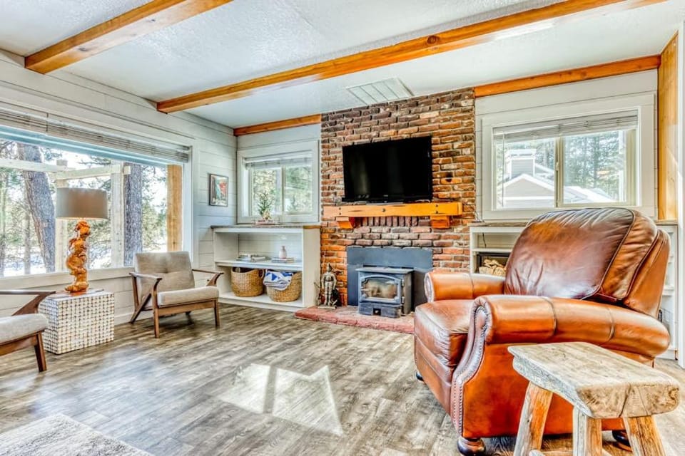 Quaint riverfront home with woodstove patio deck board games & washer&dryer House in Three Rivers