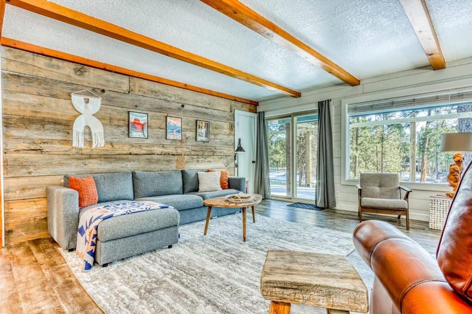 Quaint riverfront home with woodstove patio deck board games & washer&dryer House in Three Rivers