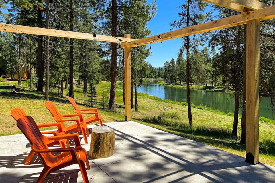 Quaint riverfront home with woodstove patio deck board games & washer&dryer House in Three Rivers
