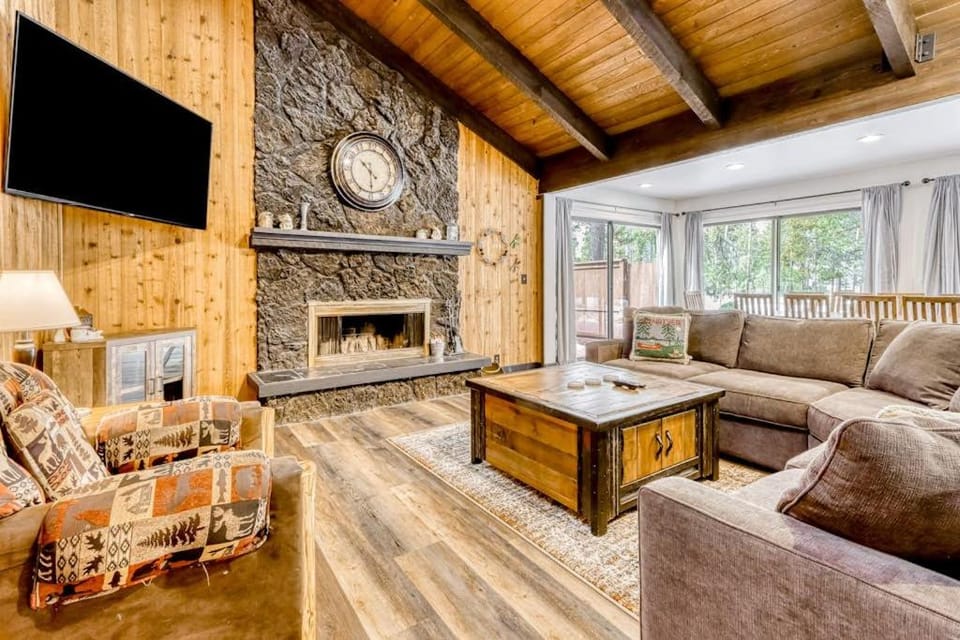 Forest retreat with a hot tub and bikes - pool access & minutes from the village House in Sunriver
