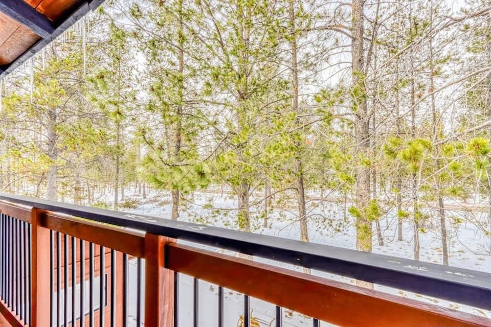 Forest retreat with a hot tub and bikes - pool access & minutes from the village House in Sunriver