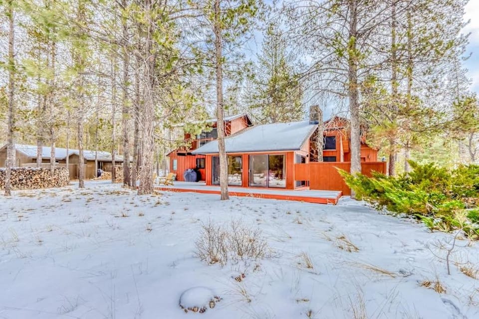 Forest retreat with a hot tub and bikes - pool access & minutes from the village House in Sunriver