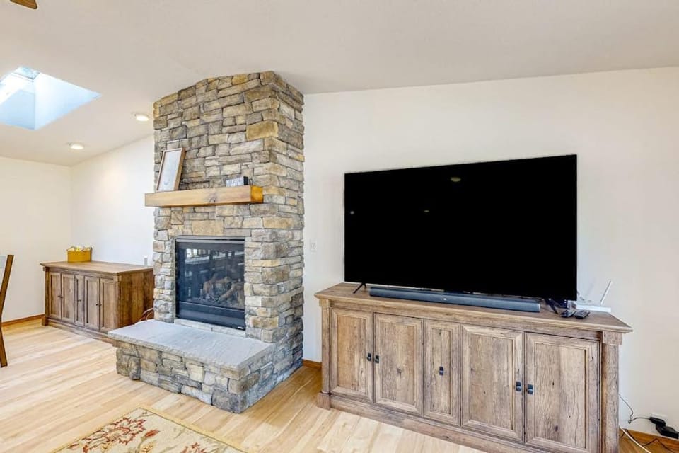 Charming single-level retreat with a gas fireplace AC washer&dryer & SHARC House in Sunriver