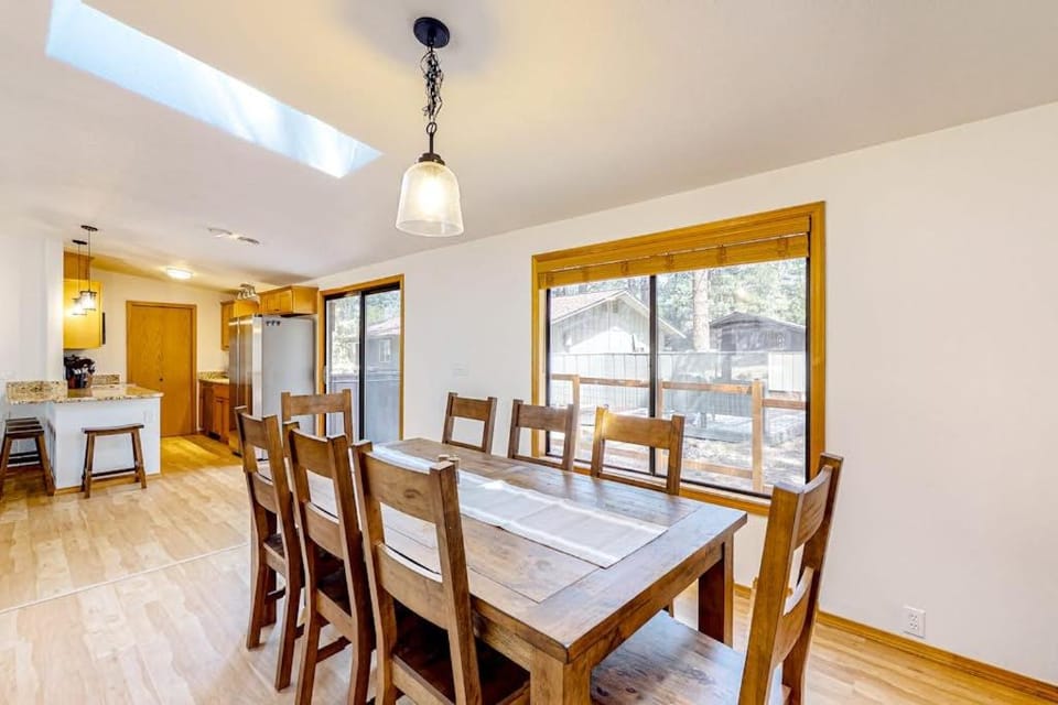 Charming single-level retreat with a gas fireplace AC washer&dryer & SHARC House in Sunriver