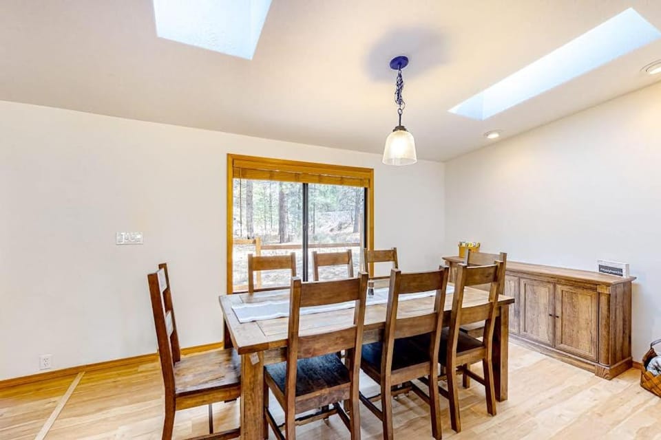 Charming single-level retreat with a gas fireplace AC washer&dryer & SHARC House in Sunriver