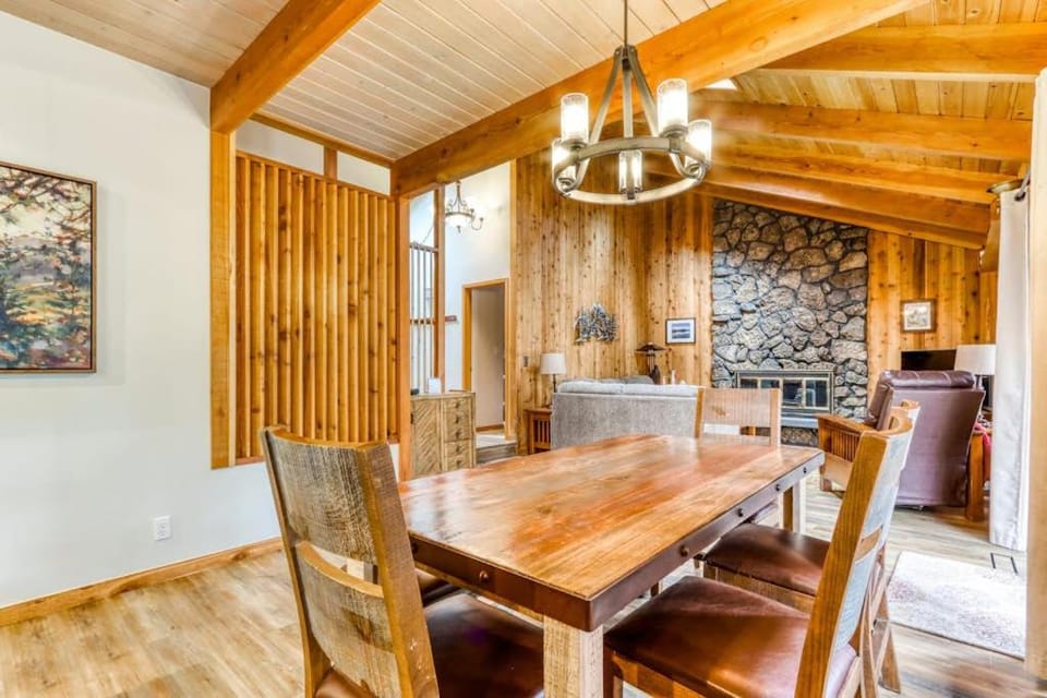 Dog-Friendly Home with Private Hot Tub & Patio - SHARC Passes to Pools & Tennis House in Sunriver