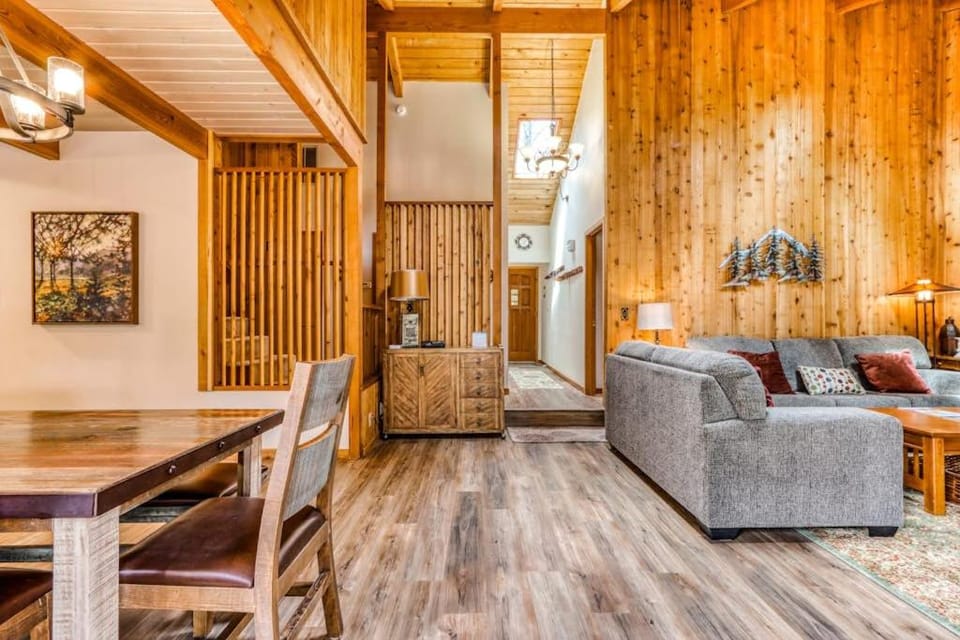 Dog-Friendly Home with Private Hot Tub & Patio - SHARC Passes to Pools & Tennis House in Sunriver