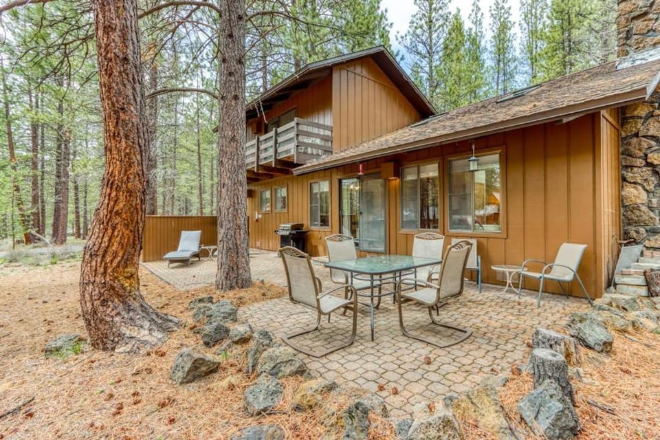 Dog-Friendly Home with Private Hot Tub & Patio - SHARC Passes to Pools & Tennis House in Sunriver
