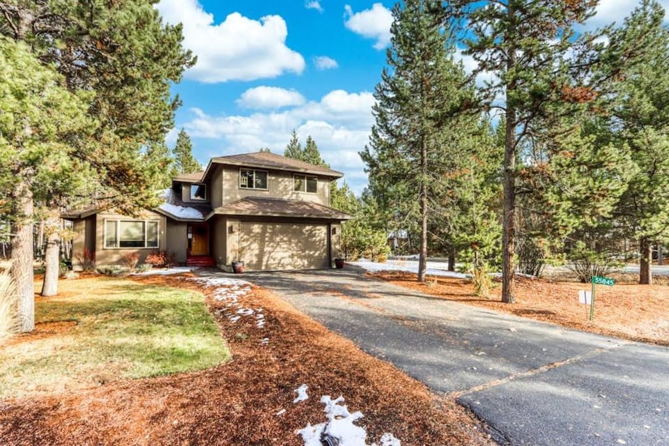 Lovely home near town with private hot tub scenic deck W&D & chic decor House in Three Rivers