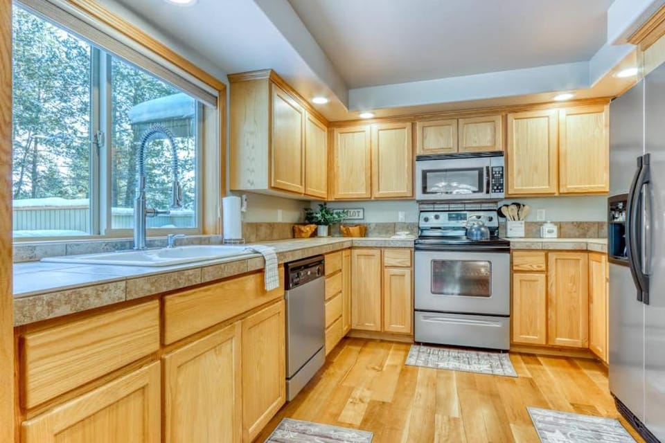 Lovely home near town with private hot tub scenic deck W&D & chic decor House in Three Rivers