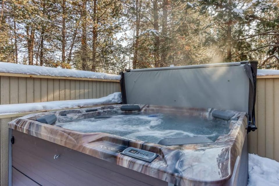 Lovely home near town with private hot tub scenic deck W&D & chic decor House in Three Rivers