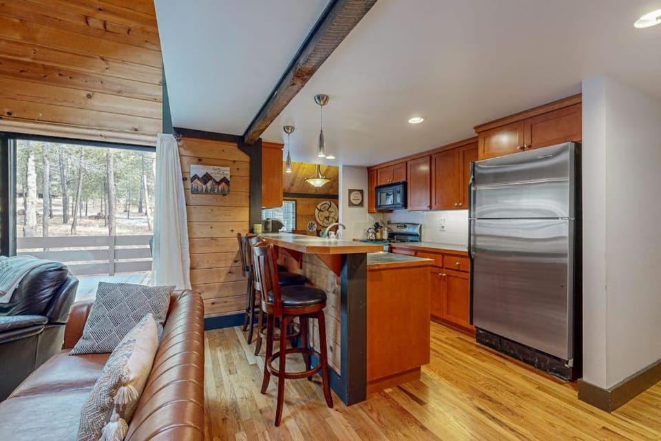 Cozy cabin in Sunriver with SHARC amenities washer&dryer & dog-friendly Cabin in Sunriver