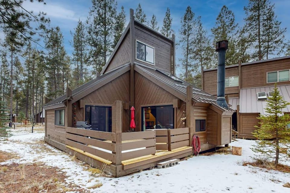 Cozy cabin in Sunriver with SHARC amenities washer&dryer & dog-friendly Cabin in Sunriver