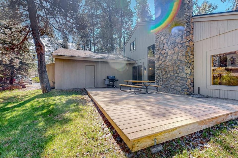 Two-story dog-friendly home with a fireplace private hot tub & SHARC passes House in Sunriver