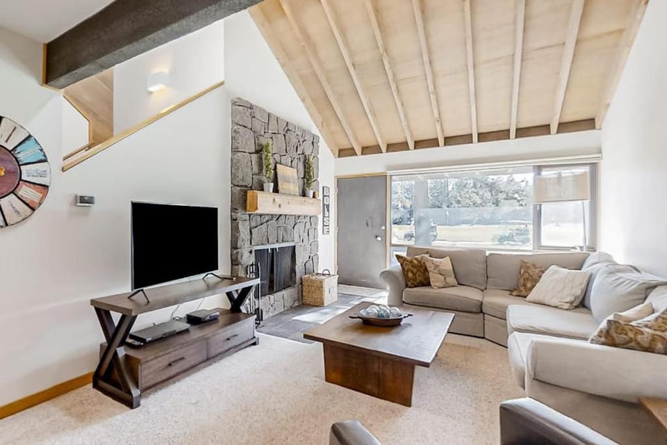 Updated home golf course view pool & tennis - wood fireplace grill and deck House in Sunriver