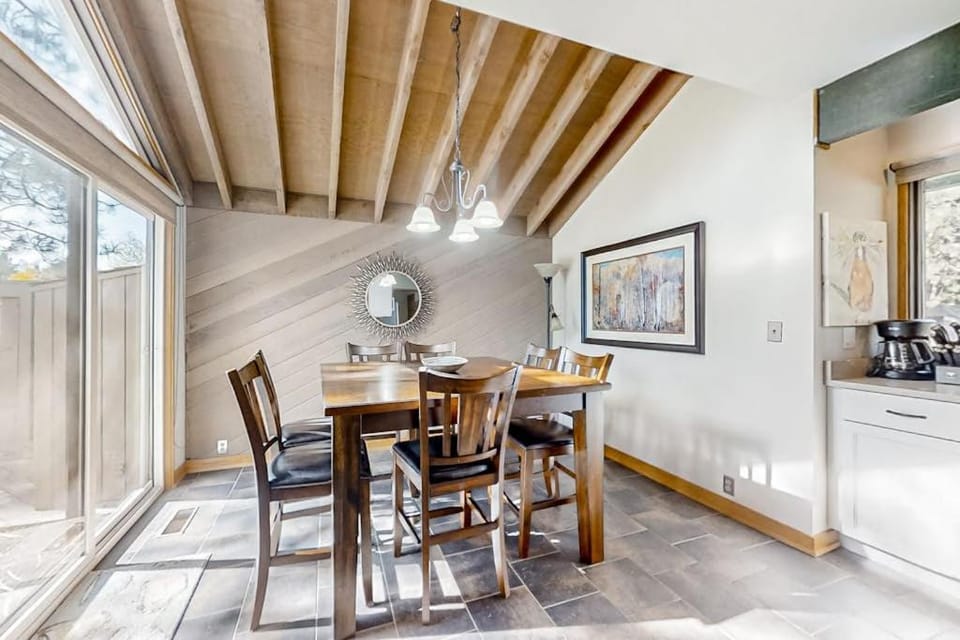 Updated home golf course view pool & tennis - wood fireplace grill and deck House in Sunriver