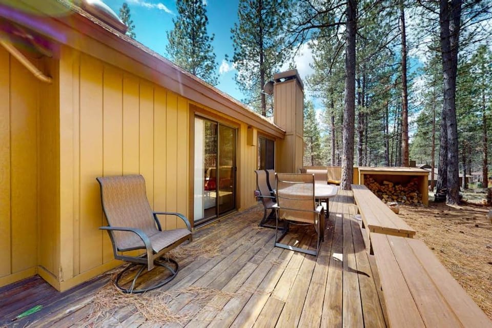Loft home with private hot tub deck grill fireplace & 10 SHARC passes House in Sunriver