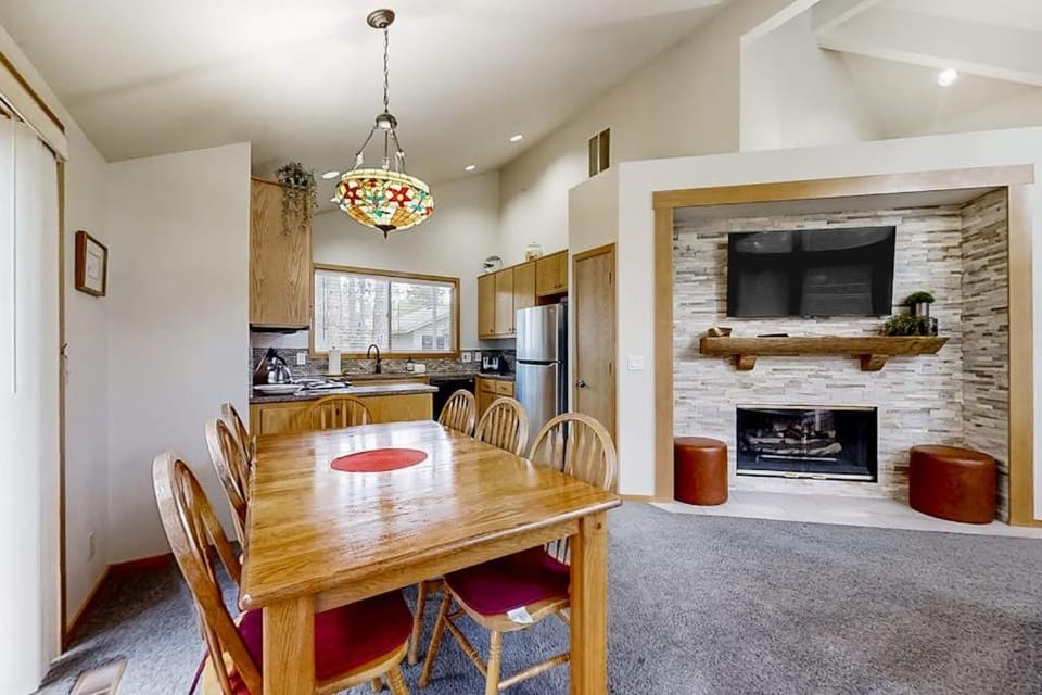 Quiet home with 8 SHARC passes private hot tub deck Ping-Pong & fireplace House in Sunriver