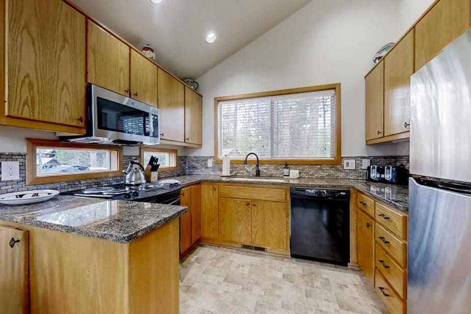 Quiet home with 8 SHARC passes private hot tub deck Ping-Pong & fireplace House in Sunriver