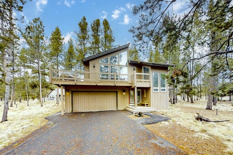Quiet home with 8 SHARC passes private hot tub deck Ping-Pong & fireplace House in Sunriver