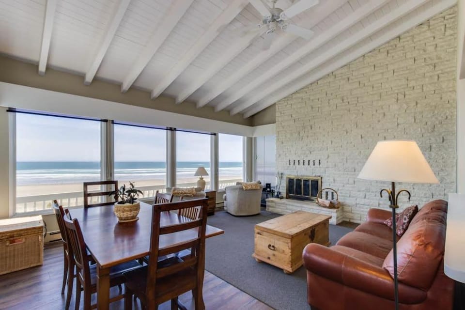 Dog-friendly oceanfront home with beach access and large deck-EV charger House in Oregon