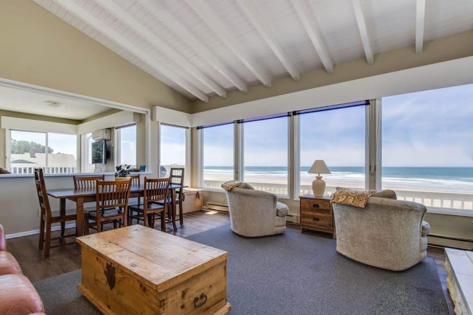Dog-friendly oceanfront home with beach access and large deck-EV charger House in Oregon