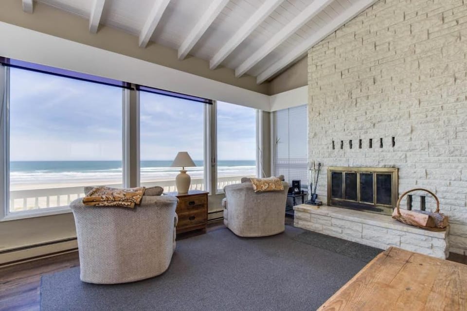 Dog-friendly oceanfront home with beach access and large deck-EV charger House in Oregon