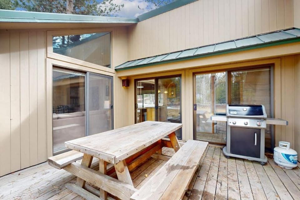 Central Oregon cabin with SHARC amenities fireplace & grill - near skiing Cabin in Sunriver