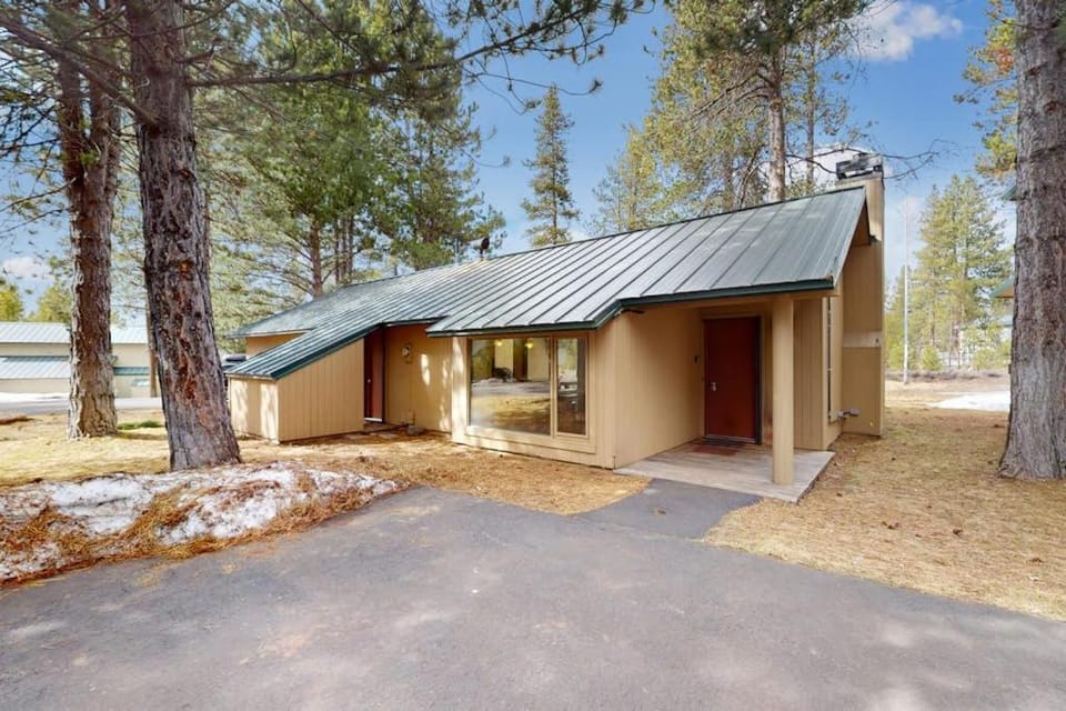 Central Oregon cabin with SHARC amenities fireplace & grill - near skiing Cabin in Sunriver