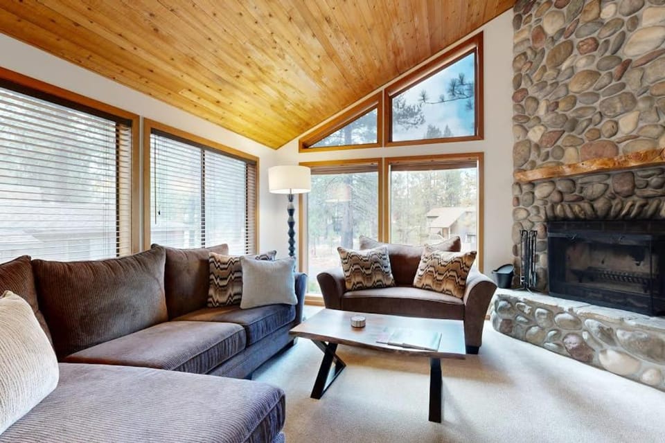 Charming home with fireplace hot tub WiFi SHARC access bikes House in Sunriver