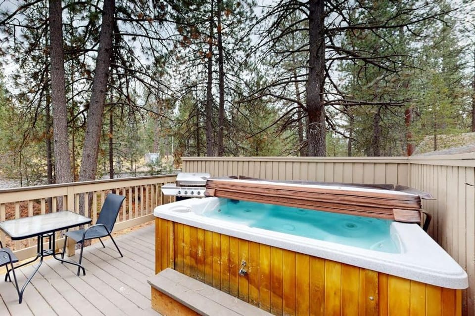 Charming home with fireplace hot tub WiFi SHARC access bikes House in Sunriver